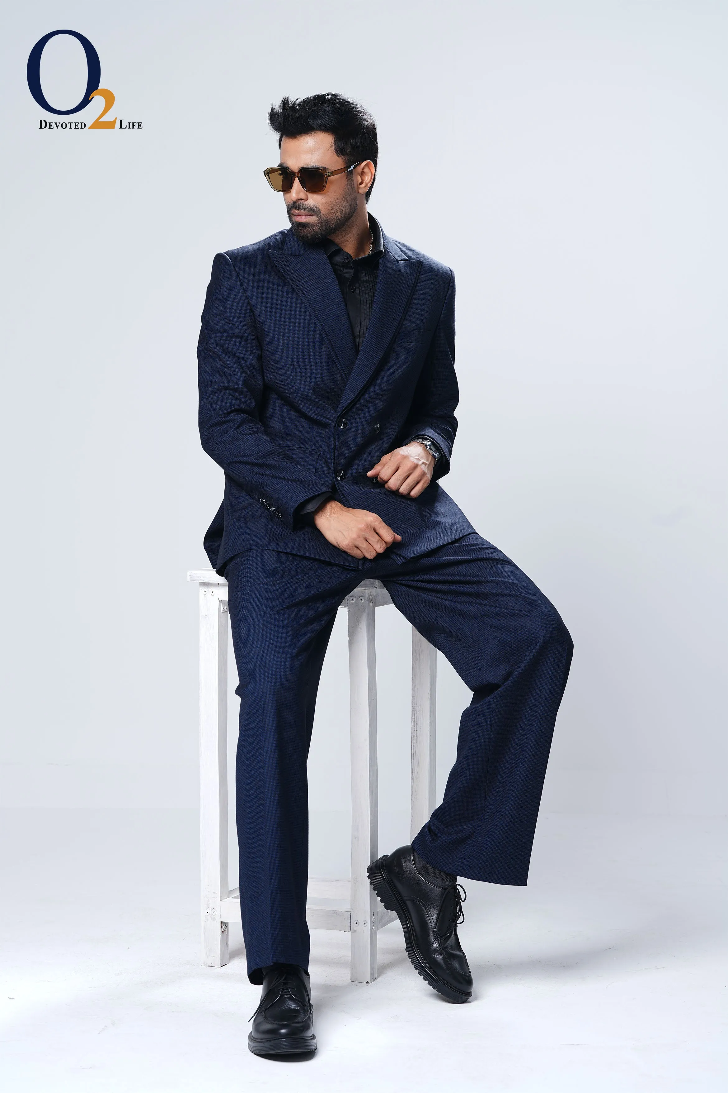 Bouble-breasted navy suit paired with Pant